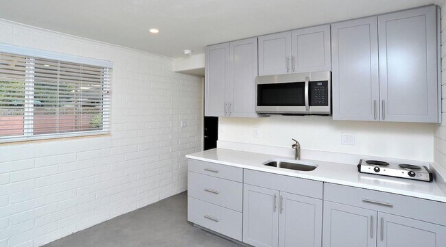 Building Photo - 2542 E Halcyon Rd