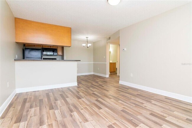 Building Photo - 203 Lake Parsons Green