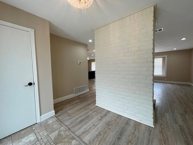 Building Photo - 710 Andover Dr