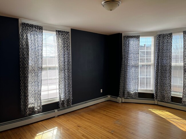 Building Photo - Spacious 2BR/1BA Apartment Available May 8...