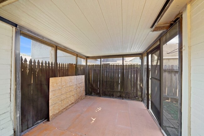 Building Photo - 6319 Southwood Ct N