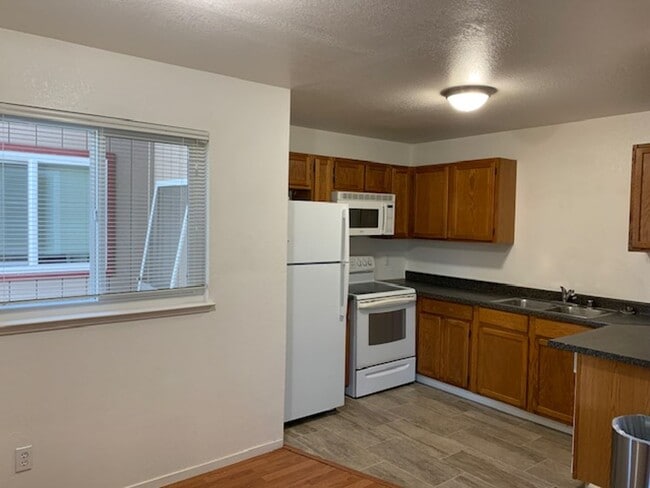 Building Photo - 3 Bedroom, 2 full Bath suite!!