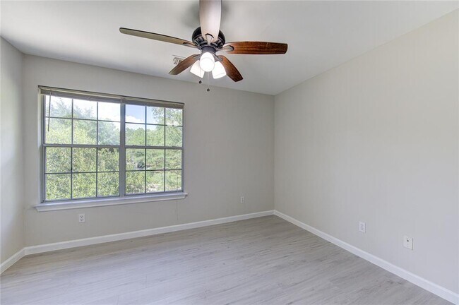 Building Photo - 15 Ledgestone Pl