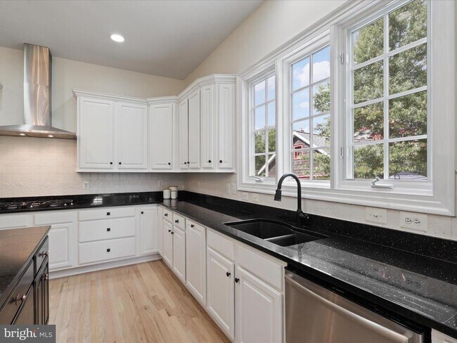 Building Photo - 904 Locust St