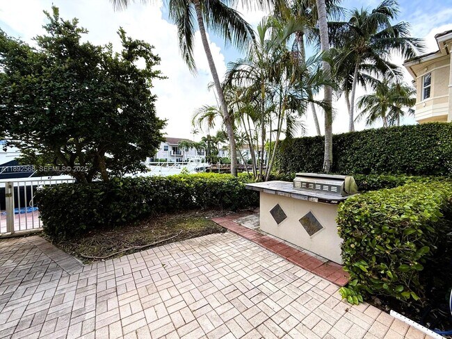 Building Photo - 996 Sanibel Dr