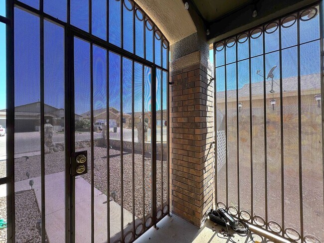 Building Photo - East El Paso 4 bed Refrig A/C w/Gorgeous L...