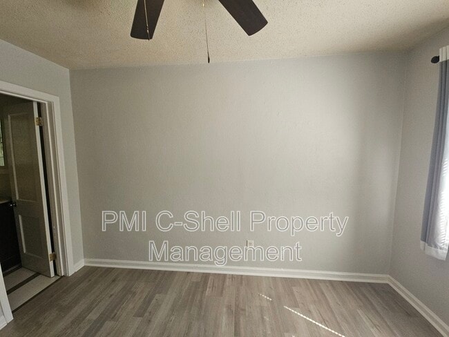 Building Photo - 210 N Pinewood Ln