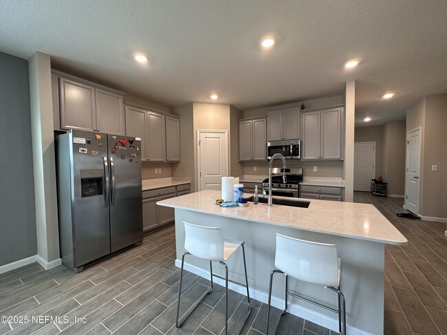 Building Photo - 3960 Cloverdale Ct
