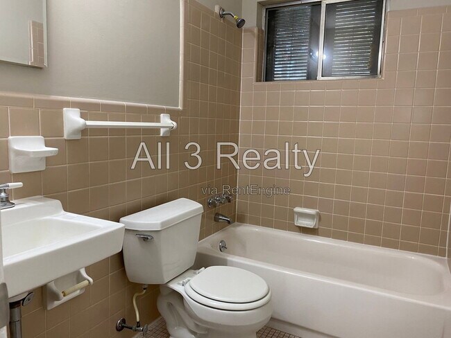 Building Photo - 306 Oakwild Dr