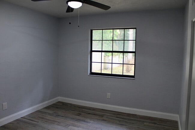 Building Photo - Port Orange Charming 5-Bedroom, 2-Bathroom...