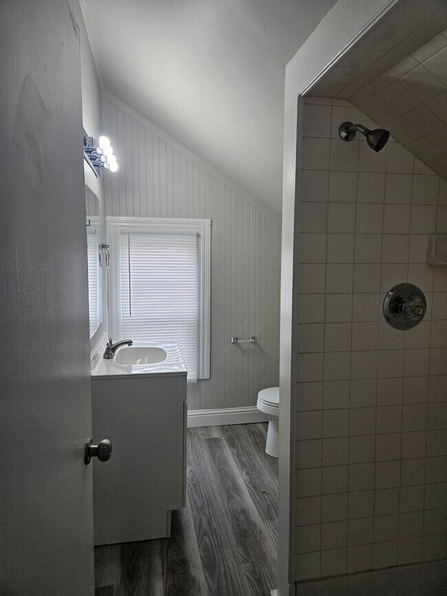 Building Photo - 424 E Fifth St