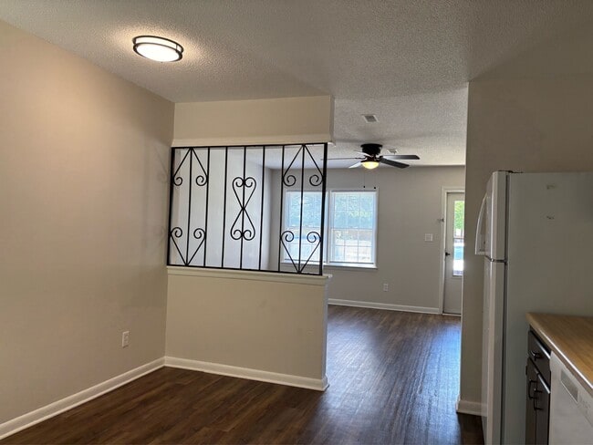 Building Photo - 1313 Ireland Dr