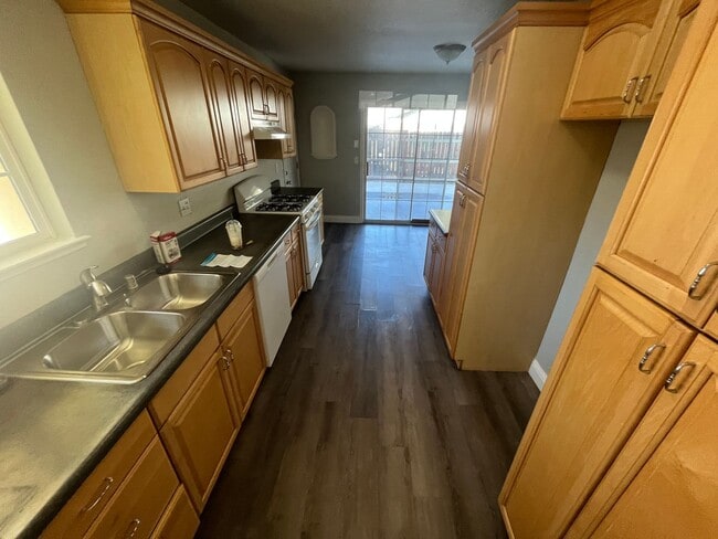 Building Photo - 4 Bed/3 Bath w/Loft.  HURRY won't Last Long!!!