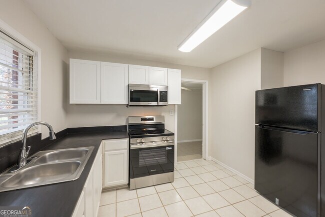 Building Photo - 2058 River Rd