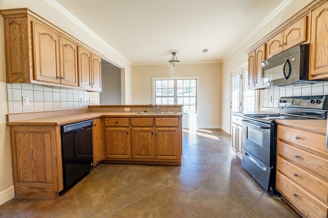 Building Photo - Four Bedroom Home Walking Distance to UofA! Lawn Care Included! AVAILABLE IN JULY!!!!!