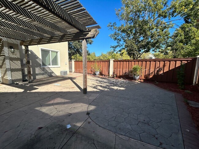 Building Photo - 5023 Lakeshore Dr