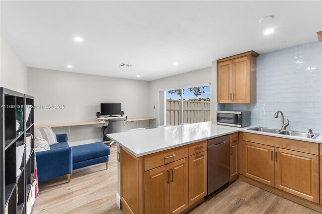 Building Photo - 10931 SW 10th Pl