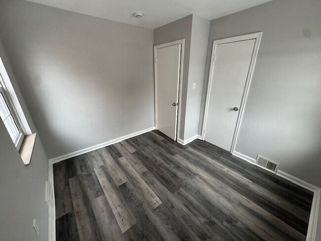 Building Photo - Four Bedrooms!