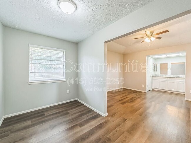 Building Photo - 11823 Bee Ln
