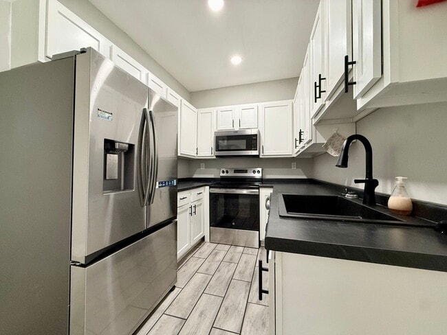 Building Photo - **Hawthorne Place** Pet Friendly 5 Large Bedrooms 2 Full Baths!