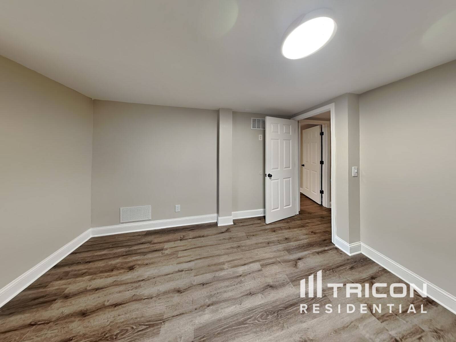 Building Photo - 703 Players Ct