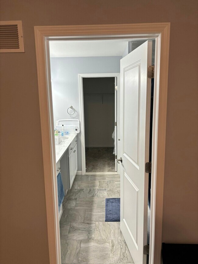 Building Photo - 2142 Hidden Ridge Dr