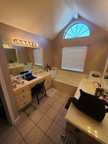 Building Photo - 2609 Classic Ct E
