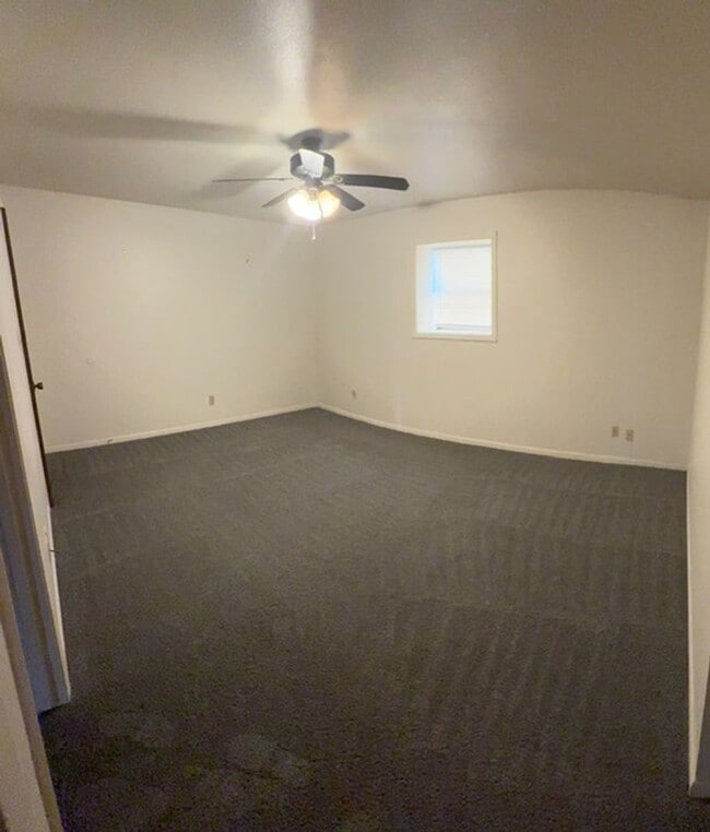 Building Photo - Spacious Upstairs Apartment