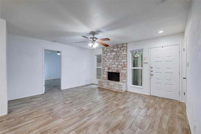 Building Photo - 703 Country Aire Dr