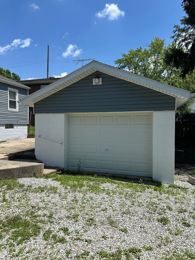 Building Photo - 2 Bedrooms  & 1 Bathroom - East end of Bar...