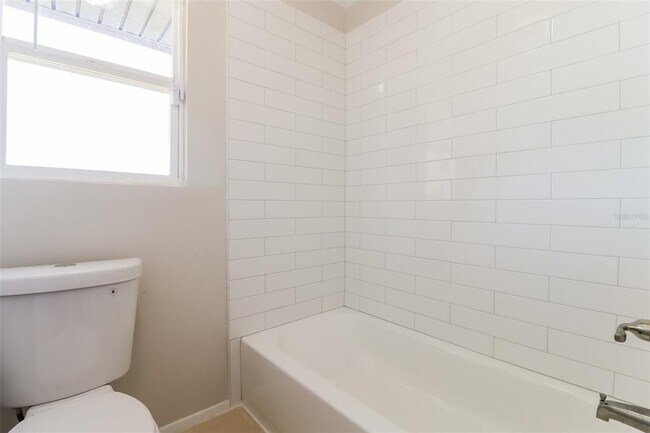 Building Photo - 6909 Silvermill Dr