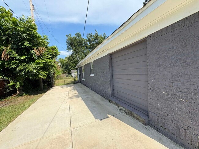 Building Photo - 814 N Merton St