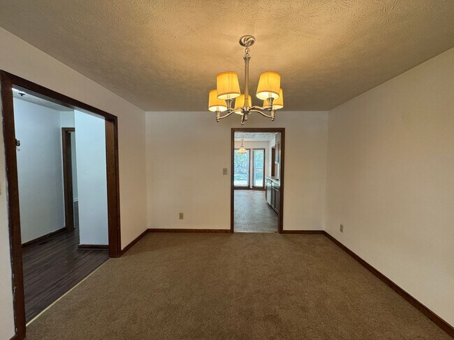 Building Photo - Cute 3 Bedroom Ranch with Large Yard