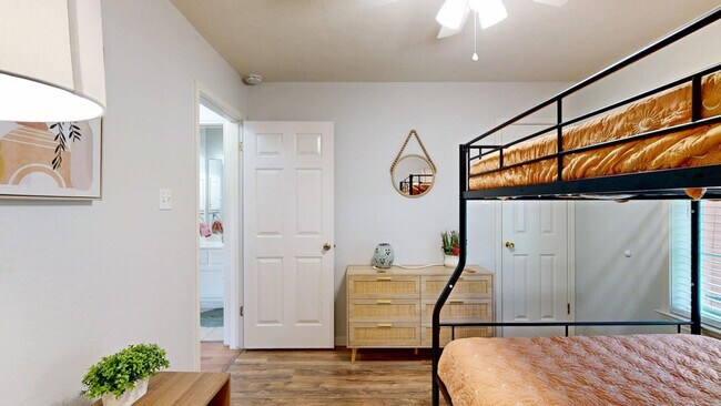 Building Photo - 701 Summerglen Dr