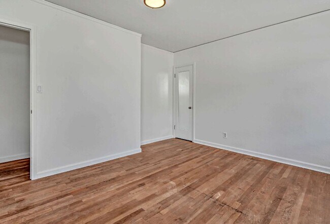 Building Photo - 1 Bedroom, 1 Shared Bath, Common Area Shar...