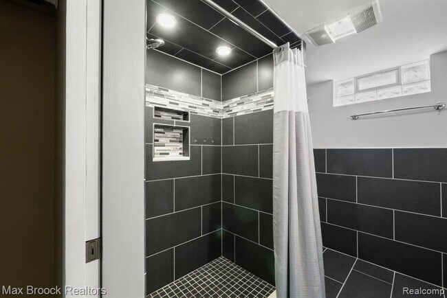 Building Photo - 3602 Elmhurst Ave