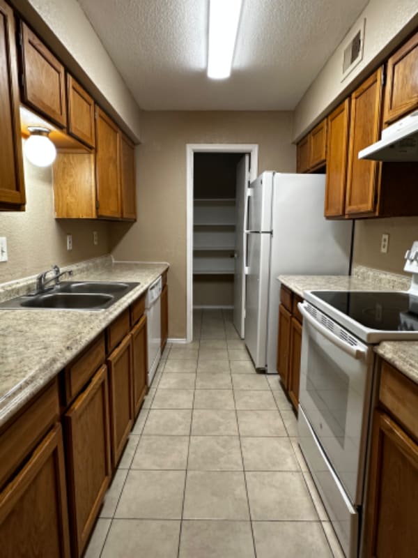 Building Photo - 9700 Leawood Blvd