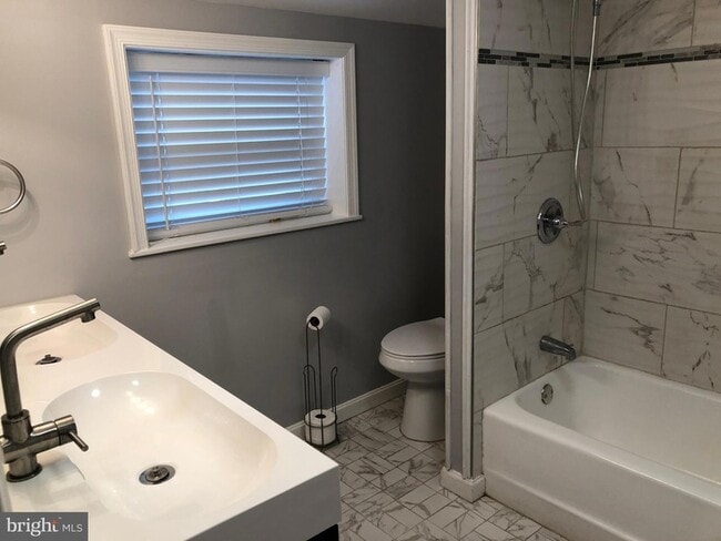 Building Photo - 1929 Gough St