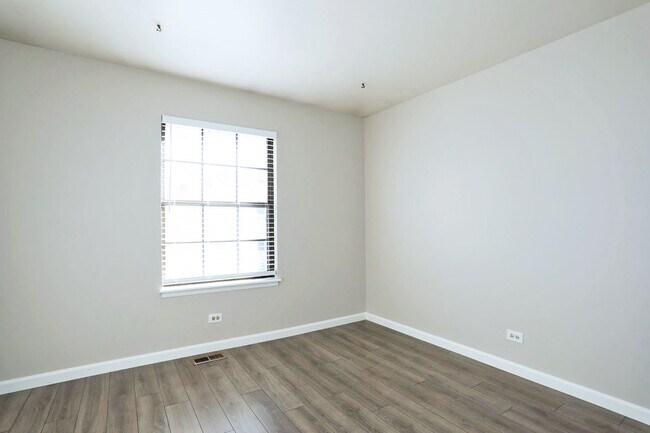 Building Photo - 236 Deerpath Ct