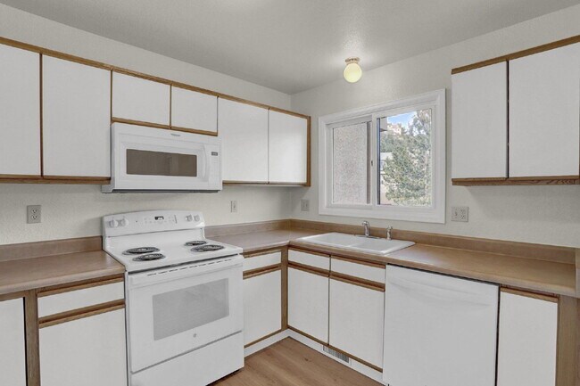 Building Photo - 6925 Yellowpine Dr