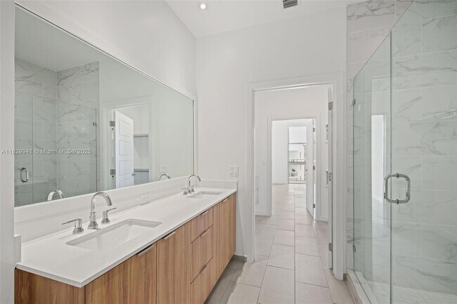 Building Photo - 2150 N Bayshore Dr