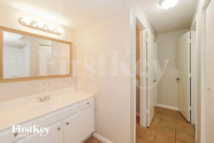 Building Photo - 7308 E 122 Terrace