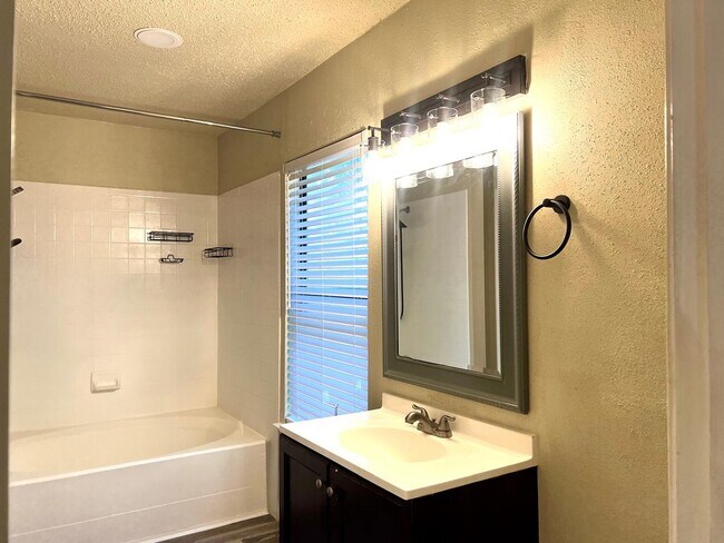 Building Photo - 207 Canoga Park Dr