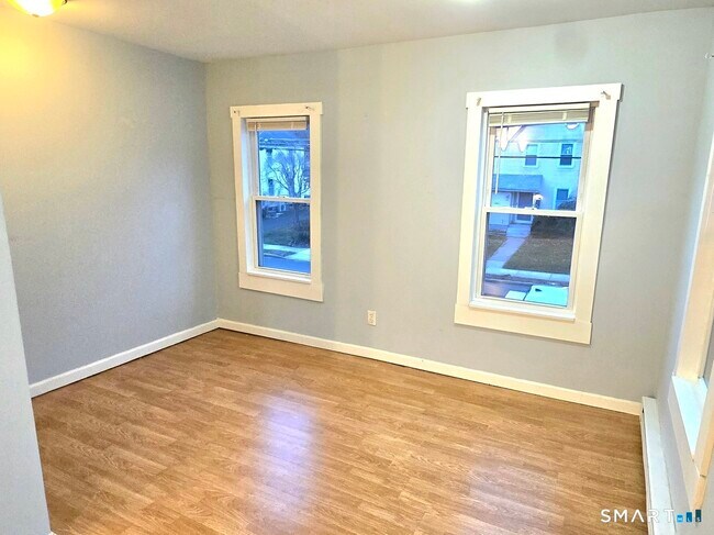 Building Photo - 46 Mountain St