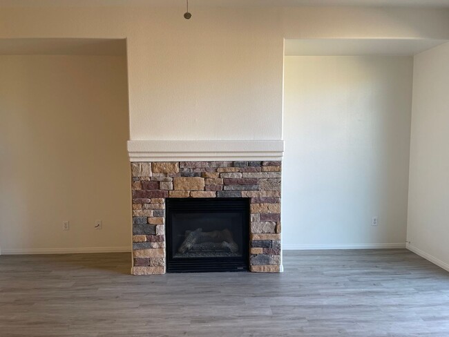 Building Photo - Hesperia- 3 Bedrooms, 2 bathrooms, New pai...