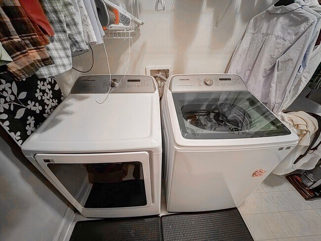 Building Photo - Lavish 4 Bed 3.5 Bath Home With Sunroom & Large Recreation Room In Desired South Riding