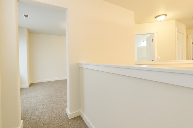 Building Photo - Gorgeous 3x2.5 duplex unit with a fenced b...