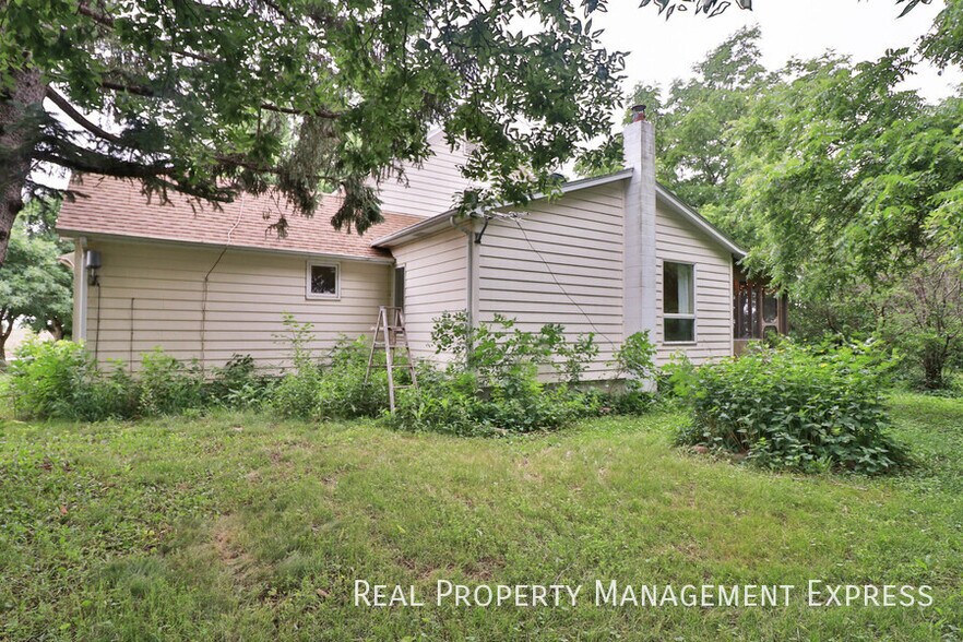 Building Photo - 3 Bedroom Acreage in Southeast Sioux Falls