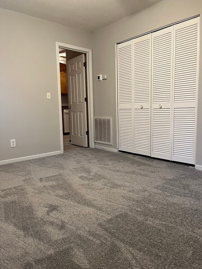 Building Photo - 800 Mountain View Ct