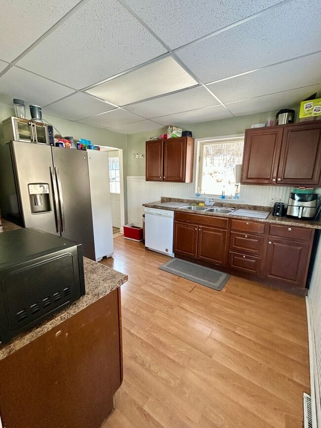 Building Photo - AVAILABLE JUNE - Updated 4 Bed 2 Bath